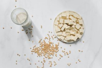 Como o tofu pode fornecer proteína vegetal, cálcio e isoflavonas