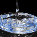 Os benefícios da água para a hidratação e a eliminação de toxinas