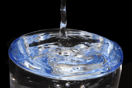 Os benefícios da água para a hidratação e a eliminação de toxinas