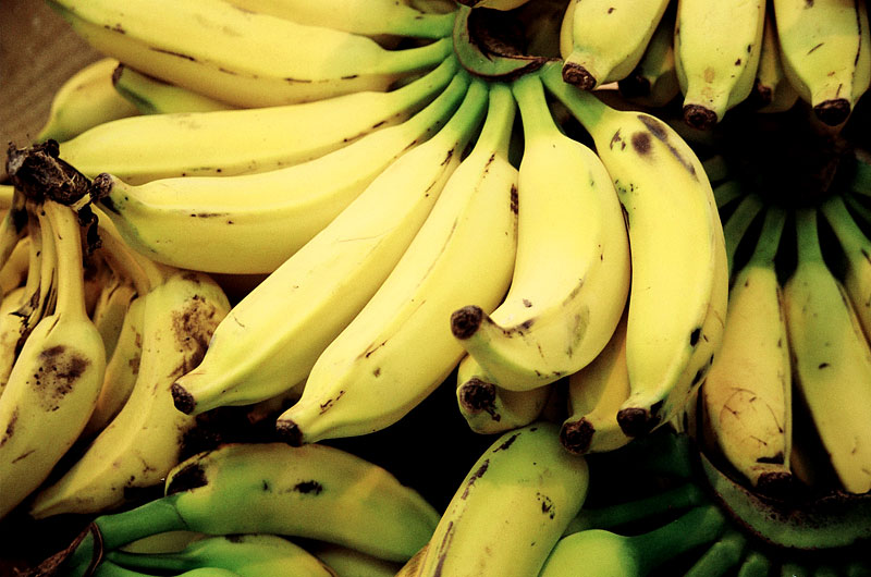 Como fazer um smoothie de banana, morango e aveia para o lanche da tarde?