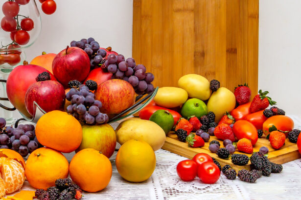 Quais são os alimentos que podem ajudar a melhorar a saúde estética e prevenir o envelhecimento cutâneo?