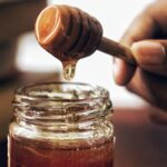 Como o mel pode fornecer energia, antioxidantes e propriedades antibacterianas