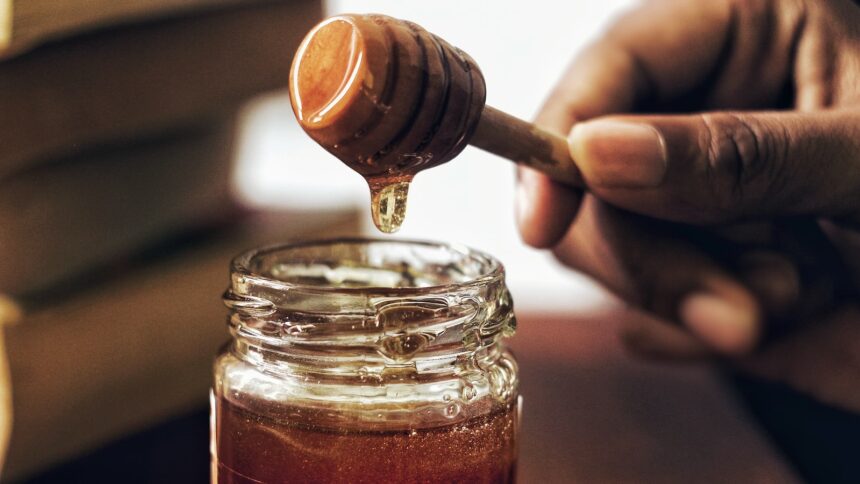Como o mel pode fornecer energia, antioxidantes e propriedades antibacterianas