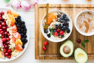 Quais são os alimentos que podem ajudar a melhorar a saúde auditiva e prevenir as doenças otológicas?