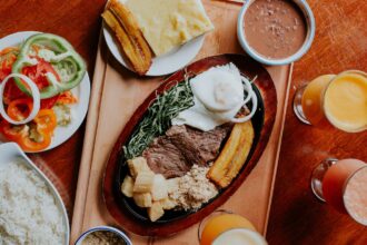 Quais são os alimentos que podem ajudar a dormir melhor e ter mais energia durante o dia?